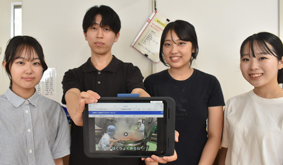 制作した動画を紹介する学生たち＝日進市の竹の山小で