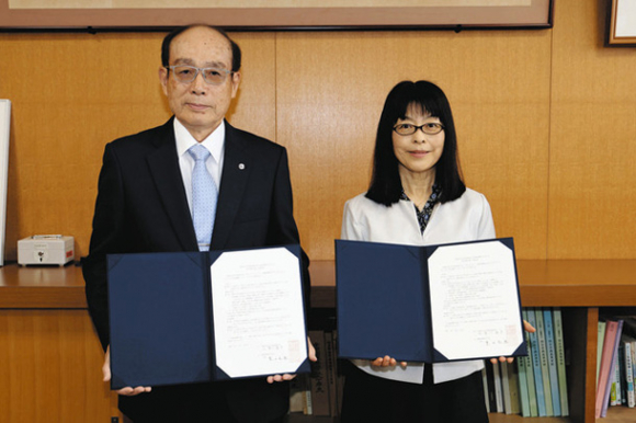 協定を結んだ豊田学長（左）と市川校長＝四日市市の四日市西高で