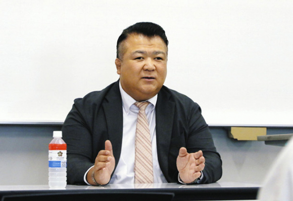 学生の質問にざっくばらんに答える三保ケ関親方=名古屋市昭和区の中京大名古屋キャンパスで