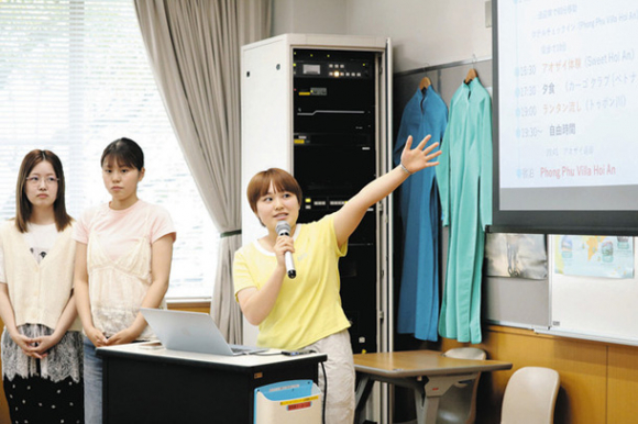 考案したベトナム旅行プランについて説明する学生たち＝長久手市の県立大長久手キャンパスで