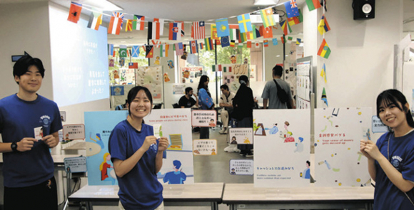 企画展への来場を呼びかけるVOICEのメンバー=昭和区で