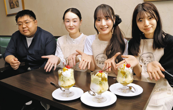 サボテンパフェを考案した（右から）加古さん、堀内さん、山下さんと、オーナーの加納さん＝昭和区滝川町の喫茶マウンテンで