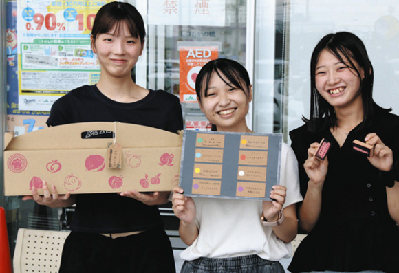 学生たちが考案したパッケージと、メッセージタグ、スタンプ＝春日井市松本町のファマーズマーケットぐぅぴぃひろばで
