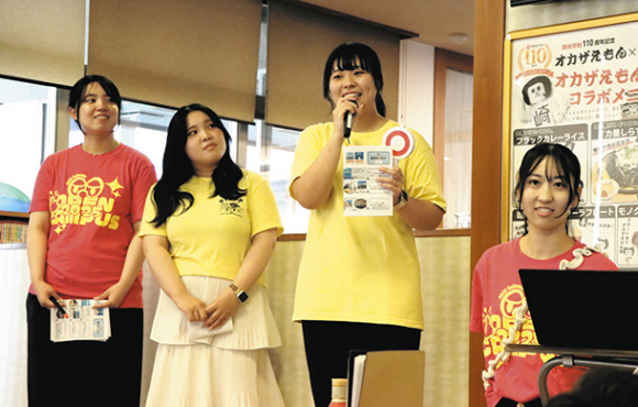 子どもたちに熱中症対策などを教える学生ら=岡崎市庄司田のおかざき楽の湯で
