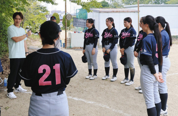 選手らにアドバイスを送る三好さん（左端）＝豊明市の桜花学園大で