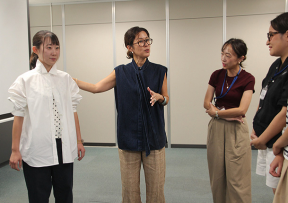 シャツの着こなし方を助言する大草さん（左から２人目）＝千種区の椙山女学園大で