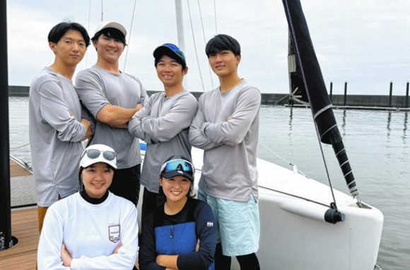 世界大会に出場する竹尾巧太郎さん(後列右から2人目)、島田翔平さん(同右端)らチームの6人=愛知県蒲郡市で