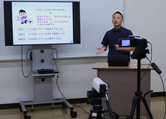 授業動画を収録する内藤准教授＝日進市の愛知学院大日進キャンパスで