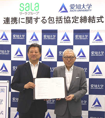 協定を締結した広瀬学長（左）と神野社長＝豊橋市の愛知大豊橋キャンパスで