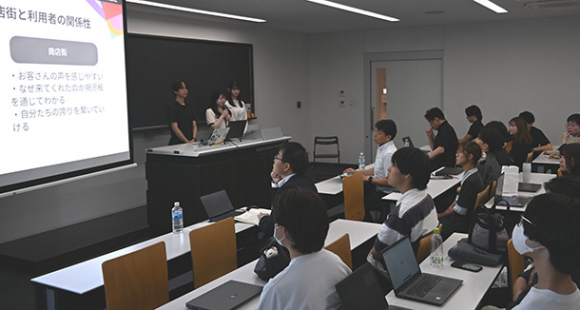 ＡＩを使ったアプリ開発を発表する学生ら＝名古屋市北区の愛知学院大で