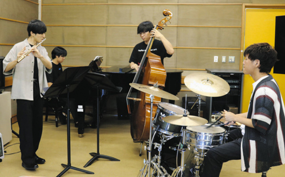 公演に向けて練習に励むメンバーたち＝長久手市の県立芸術大で