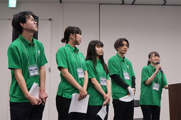 規格外野菜の活用について話す東海学園大の学生＝名古屋・名駅のウインクあいちで