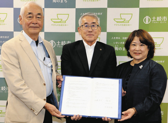 協定書に署名した加藤市長（中）と中部学院大の本島学長（左）、同短期大学部の片桐学長＝土岐市役所で