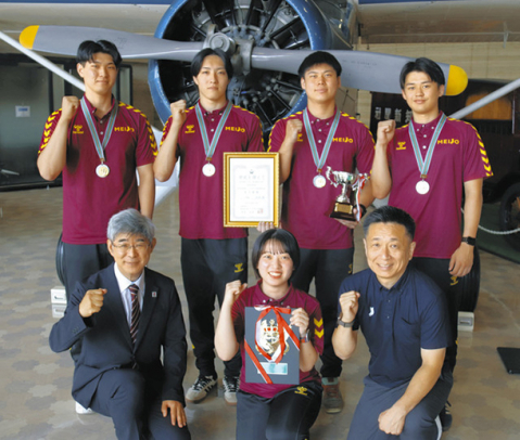 優勝を報告した名城大ハンドボール部の本山監督（前列右）や選手ら＝中日新聞社で