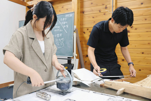 資料を採寸する浦野さん（右）と山中さん＝鳥羽市の海の博物館で