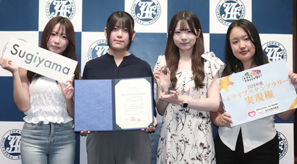 優勝した椙山女学園大チームの皆さん＝名古屋市昭和区で