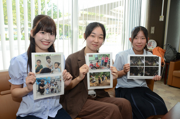 タイでのボランティア活動を報告する学生ら=中日新聞社で