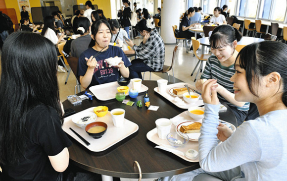 食堂で０円朝食を食べる学生＝鈴鹿市の鈴鹿医療科学大で