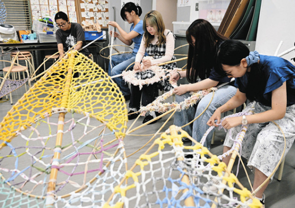 大うちわの制作に取り組む学生たち＝名古屋市瑞穂区の名古屋葵大で