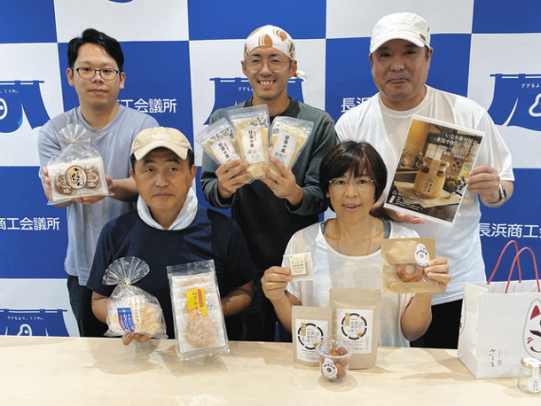 参加事業者と出品予定の商品＝長浜市高田町の長浜商工会議所で