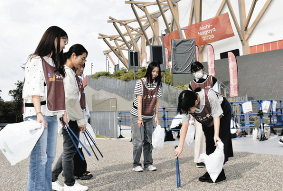 ＩＧアリーナ周辺のごみを拾う学生たち＝北区の名城公園で