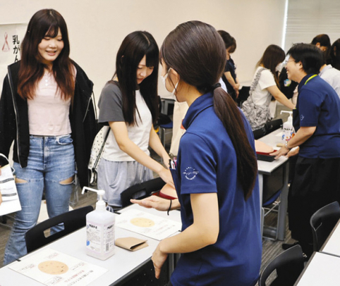 乳がんのセルフチェックを体験する学生ら＝守山区の金城学院大で