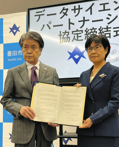 協定書を手にする太田市長（左）と百瀬学長＝豊田市役所で