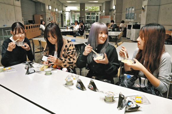 ８０円で販売された朝食を食べる学生ら＝豊橋市の愛知大豊橋キャンパスで