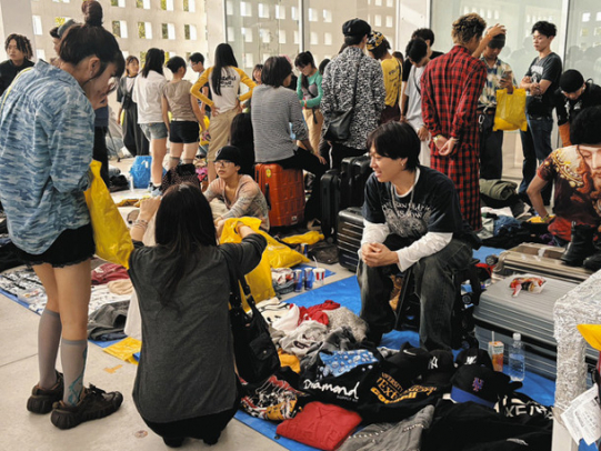 商品を並べ、来場者と話す出店者＝北区名城２の名古屋造形大で
