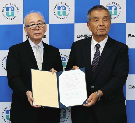 協定書に署名した日本福祉大の丸山理事長(右)、中央国際学園の斉藤理事長=東海市の日本福祉大東海キャンパスで