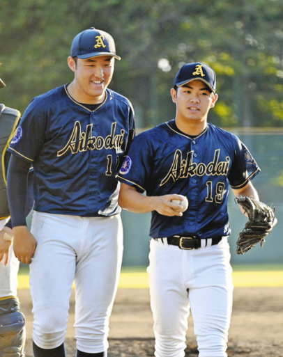 先輩の岡田（左）からねぎらいを受ける高橋大＝熱田愛知時計１２０スタジアムで（石曽根和花撮影）