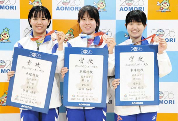 メダルを手に笑顔を見せる（左から）伊藤選手、藤田選手、冨田選手＝青森市のカクヒログループスーパーアリーナで