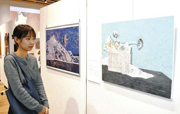 大家の作品から着想を得た作品が並ぶ絵画展＝岐阜市神田町で