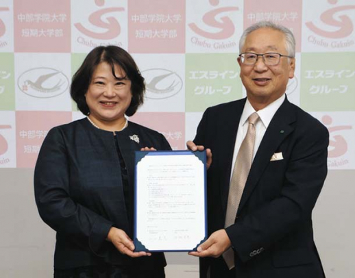 協定書に署名した片桐学長（左）と山口社長＝関市桐ケ丘の中部学院大関キャンパスで