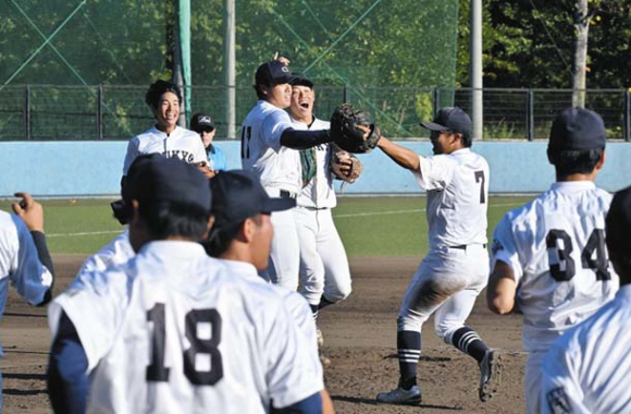 愛知大学野球秋季リーグ１部で優勝を決め、マウンドに駆け寄る中京大ナイン