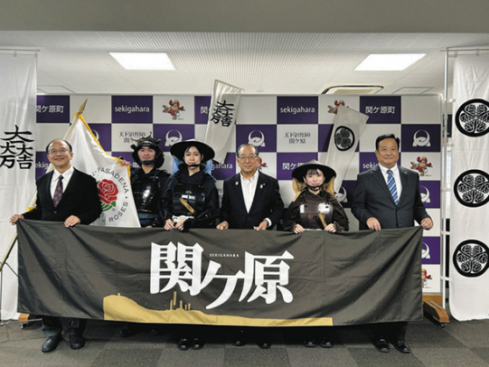 甲冑を着て記念撮影する朝日大の学生ら＝関ケ原町役場で