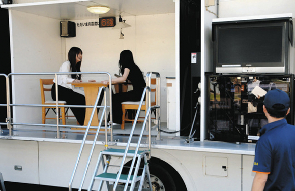 起震車で震度６強の揺れを体験する学生ら＝長久手市の愛知医科大で