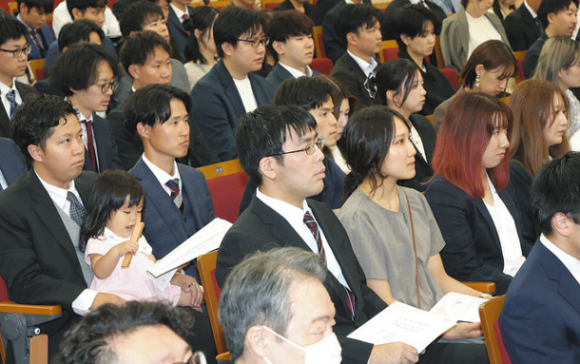 卒業記念セレモニーに出席した２０２０年３月の学部卒業生ら＝名古屋市熱田区の名古屋学院大で