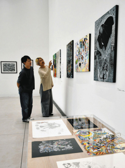 県内のアール・ブリュットを代表する個性的な作品が並ぶ会場＝名古屋市北区名城２の名古屋造形大ギャラリーで