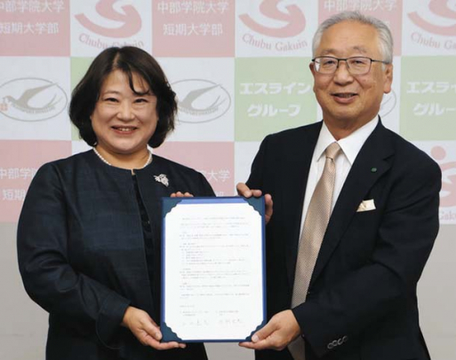 協定書に署名した片桐学長（左）と山口社長＝関市桐ケ丘の中部学院大関キャンパスで