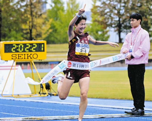 全日本大学女子駅伝で、１位でゴールする名城大のアンカー橋本和叶＝弘進ゴムアスリートパーク仙台で