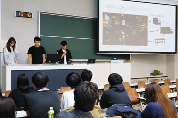 若年層に向けたマーケティング施策を提案する学生ら＝みよし市福谷町の東海学園大三好キャンパスで