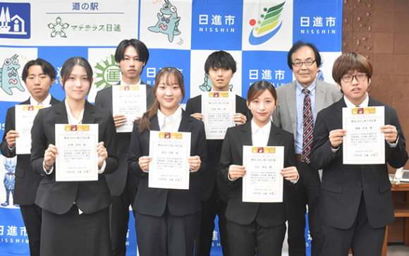観光ＳＤＧｓの講座で優れた提案をした学生ら＝日進市役所で