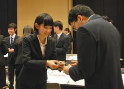 インターンシップに向け、名刺交換の練習をする学生ら＝名古屋能楽堂で