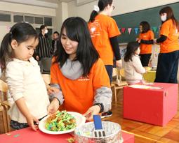 学生と一緒にままごとを楽しむ子どもたち＝稲沢市稲葉の愛知文教女子短大で