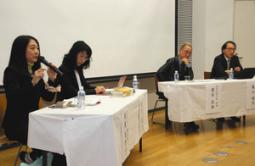 作品について意見を交わす鴻巣さん（左端）ら＝日進市の名古屋外国語大で