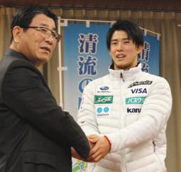古田知事と握手する堀島選手(右)=県庁で