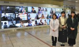 スープの動画広告（後方）を企画した森恵里奈さん（中央）ら＝名古屋市中村区で