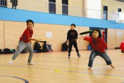 ドッヂビーを楽しむ子どもたち＝瀬戸市上品野町の名古屋学院大瀬戸キャンパスで