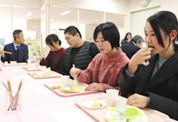 サボテンを使った食品を味わう学生たち＝春日井市の中部大で